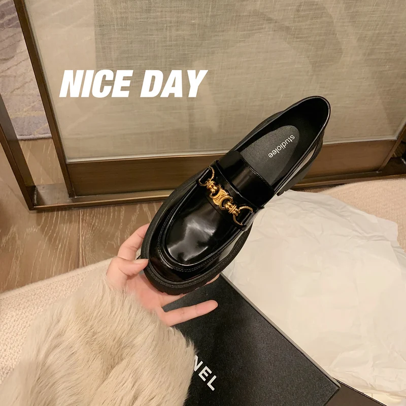 Damen Chunky‑Loafer aus Glattleder mit profilierter Lug‑Sohle und goldener Kettenapplikation Drune