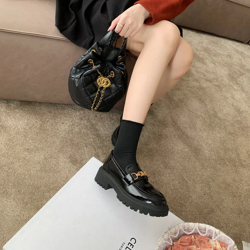 Damen Chunky‑Loafer aus Glattleder mit profilierter Lug‑Sohle und goldener Kettenapplikation Drune