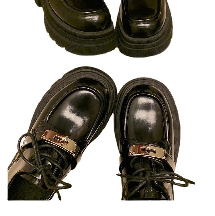 Damen Chunky Lackleder‑Schnürloafer mit markanter Lug‑Sohle und dekorativer Metallschnalle Drune