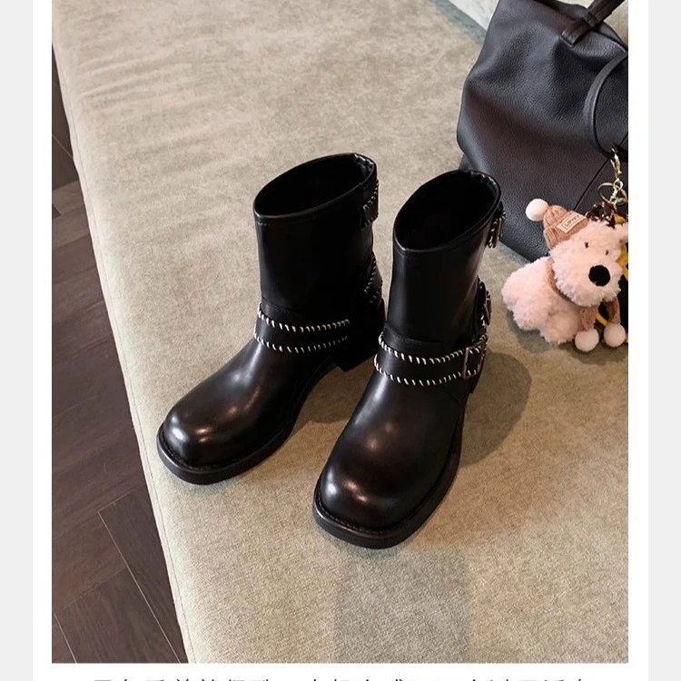 Damen Biker‑Stiefelette aus Glattleder mit dekorativer Ziernaht, Doppelriemen und robuster Profilsohle Drune