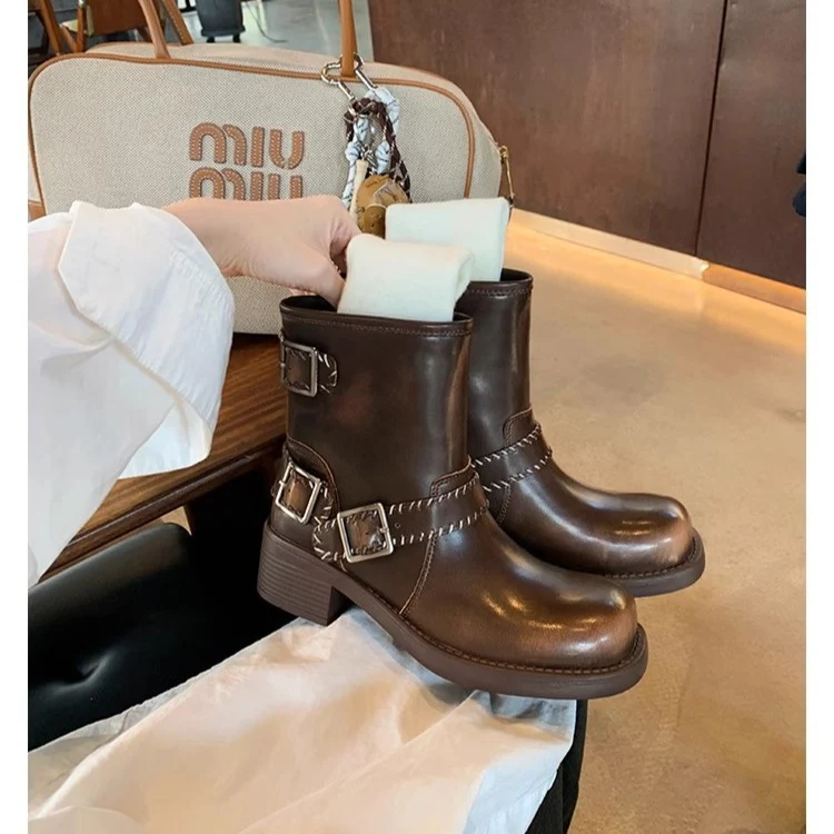 Damen Biker‑Stiefelette aus Glattleder mit dekorativer Ziernaht, Doppelriemen und robuster Profilsohle Drune