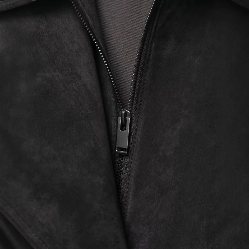 Herren Wildlederjacke mit hohem Stehkragen, asymmetrischer Knopfleiste und elastischem Saum Drune