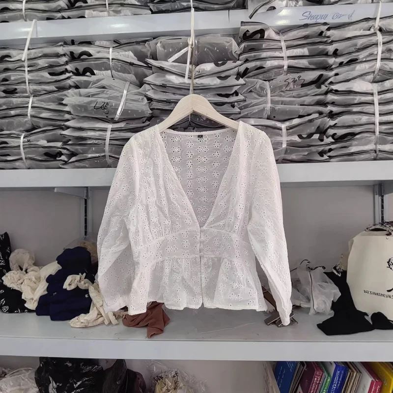 Damen Weiche Broderie-Anglaise-Bluse mit tiefem V‑Ausschnitt, Taillennaht und Volant Drune