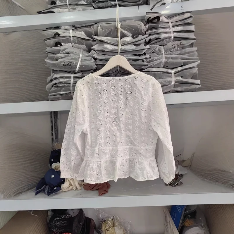 Damen Weiche Broderie-Anglaise-Bluse mit tiefem V‑Ausschnitt, Taillennaht und Volant Drune