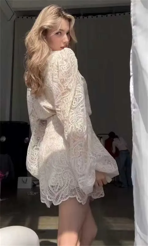 Damen Verspieltes Spitzenminikleid mit transparenten Ärmeln und gewelltem Saum Drune