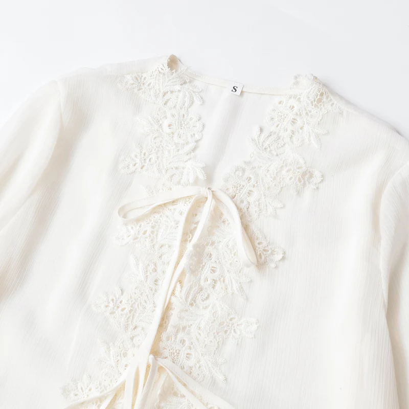 Damen Tunika-Bluse mit Spitzenapplikation, Bindebändern und Volantsaum Drune