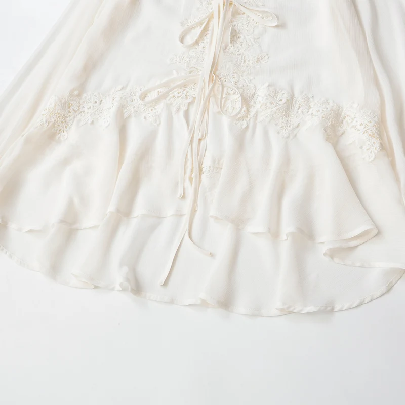 Damen Tunika-Bluse mit Spitzenapplikation, Bindebändern und Volantsaum Drune