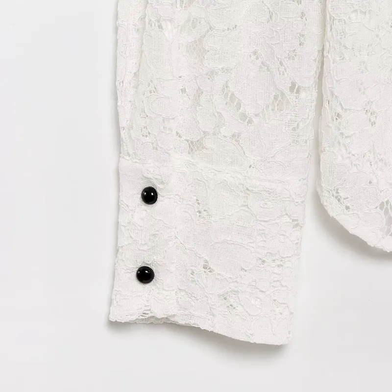 Damen Transparente Spitzenbluse mit durchgehender Zierknopfleiste und Schleifenapplikationen Drune