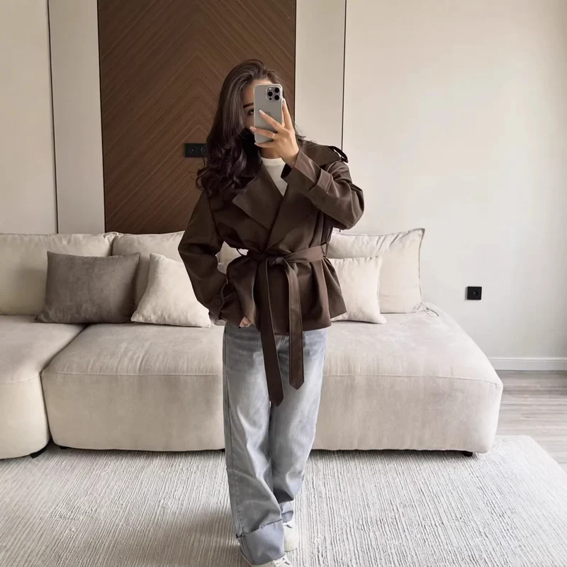 Damen Taillierter Cropped-Trenchcoat mit breitem Revers, Bindegürtel und Schulterklappen Drune