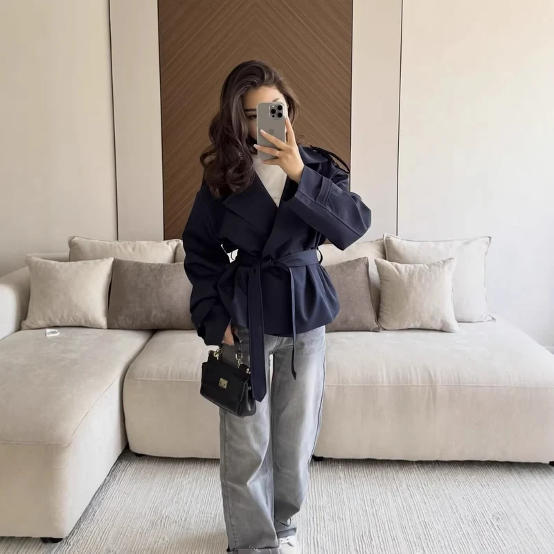 Damen Taillierter Cropped-Trenchcoat mit breitem Revers, Bindegürtel und Schulterklappen Drune