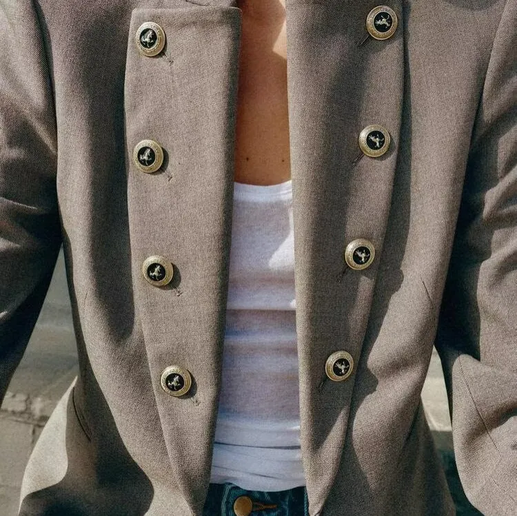 Damen Taillierter Cropped-Blazer mit Stehkragen und dekorativer Zierknopfleiste Drune