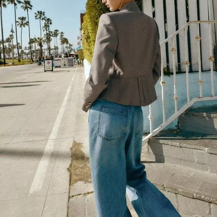 Damen Taillierter Cropped-Blazer mit Stehkragen und dekorativer Zierknopfleiste Drune
