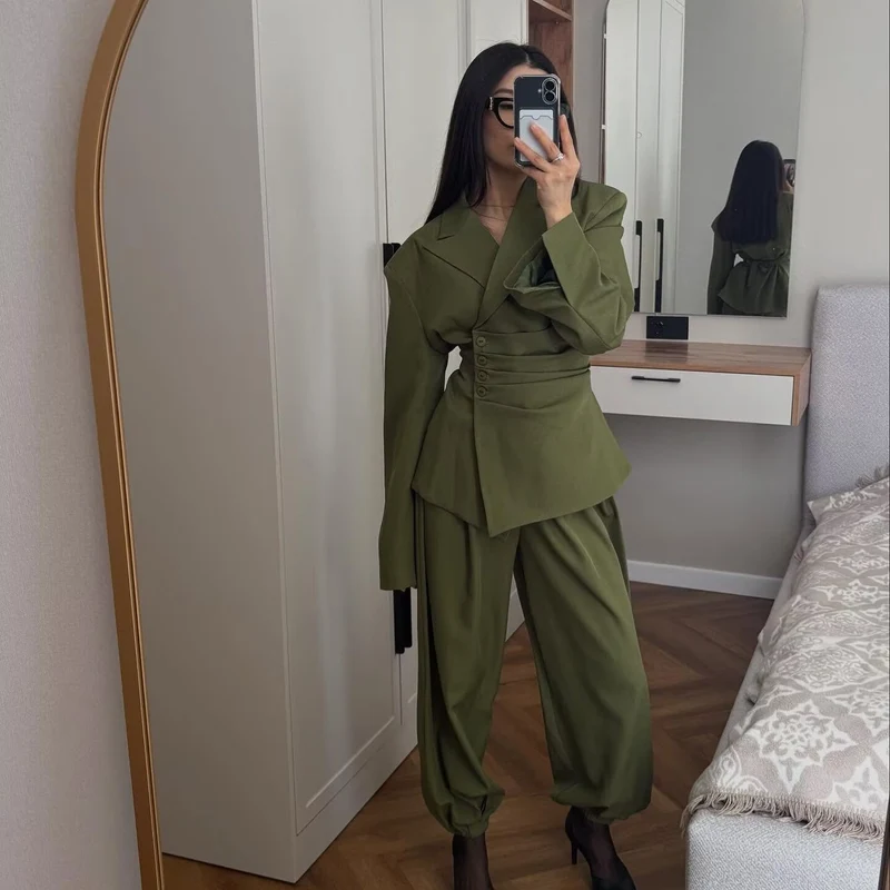 Damen Taillierter Blazer mit seitlichen Faltenbändern und asymmetrischer Knopfleiste Drune