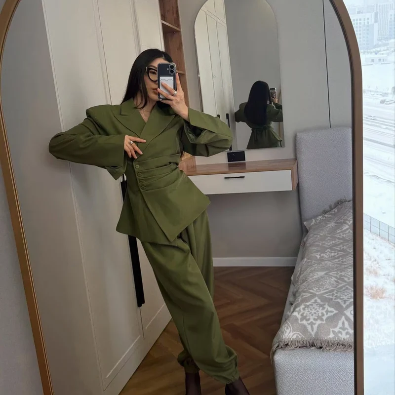 Damen Taillierter Blazer mit seitlichen Faltenbändern und asymmetrischer Knopfleiste Drune