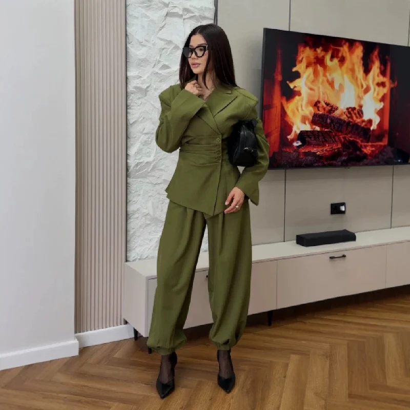 Damen Taillierter Blazer mit seitlichen Faltenbändern und asymmetrischer Knopfleiste Drune