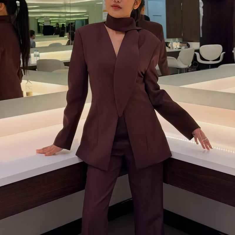 Damen Taillierter Blazer mit Schluppe, Knopfleiste und Pattentaschen Drune