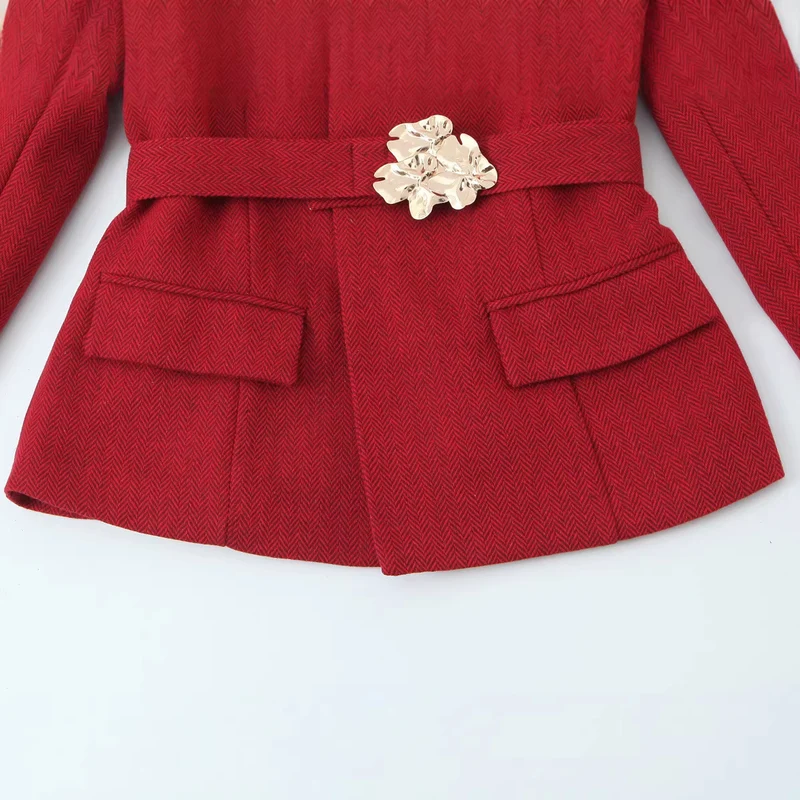 Damen Taillierte Kurzjacke mit Wickelkragen und goldener Zierschließe Drune