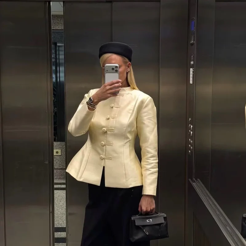 Damen Taillierte Kurzjacke mit Stehkragen und dekorativen Knebelverschlüssen Drune