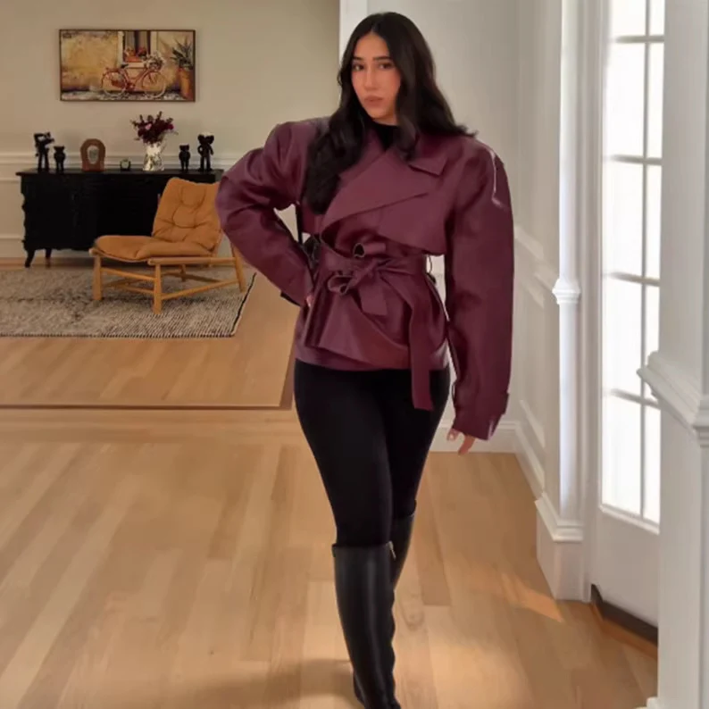 Damen Taillierte kurze Trenchjacke mit Bindegürtel und Cape-Detail aus veganer Lederoptik Drune