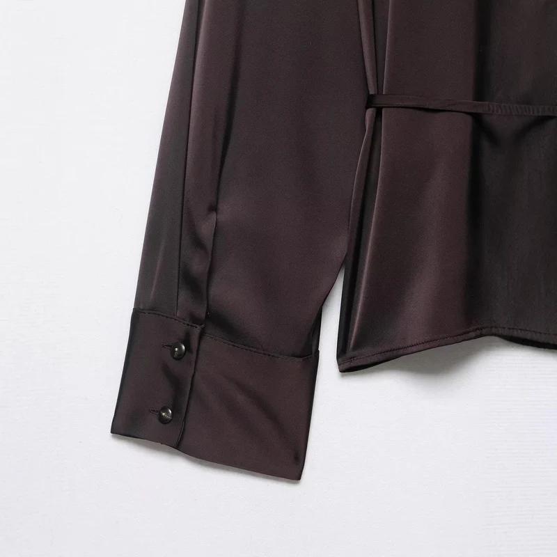 Damen Seidige Bluse mit Tunnelzug‑Taillierung, verdeckter Knopfleiste und Hemdkragen Drune