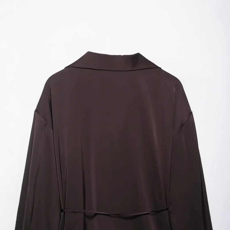 Damen Seidige Bluse mit Tunnelzug‑Taillierung, verdeckter Knopfleiste und Hemdkragen Drune