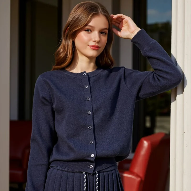 Damen Zweiteiliges Feinstrick-Set mit Knopfcardigan und plissiertem Minirock Drune