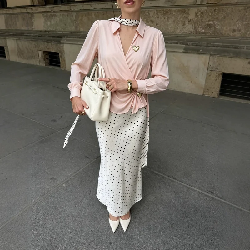 Damen Wickelbluse aus seidigem Crêpe mit Drapierung, tiefem V‑Ausschnitt und goldem Zierknopf Drune