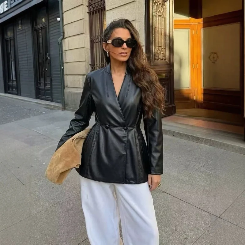 Damen Langer taillierter Blazer‑Mantel aus veganer Lederoptik mit fallendem Schalkragen und Doppelknopf-Leiste Drune