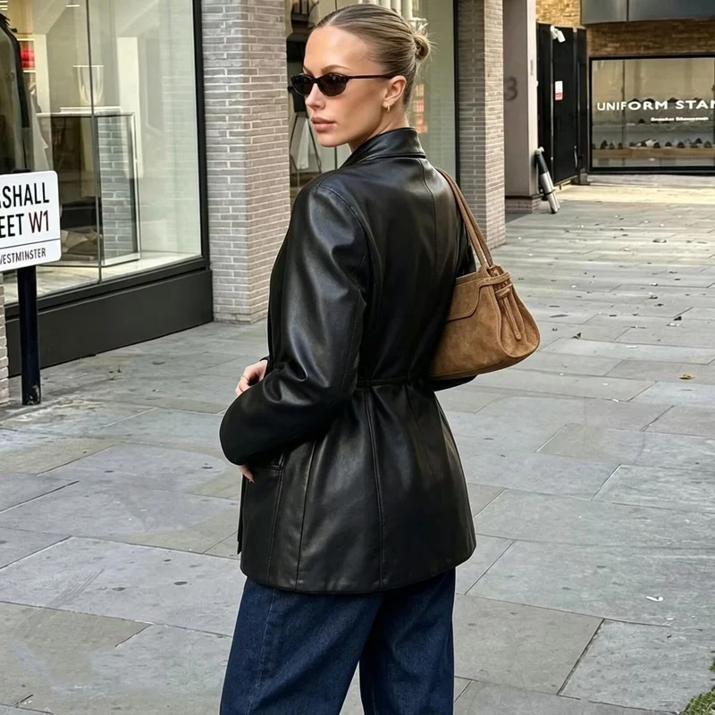 Damen Langer taillierter Blazer‑Mantel aus veganer Lederoptik mit fallendem Schalkragen und Doppelknopf-Leiste Drune