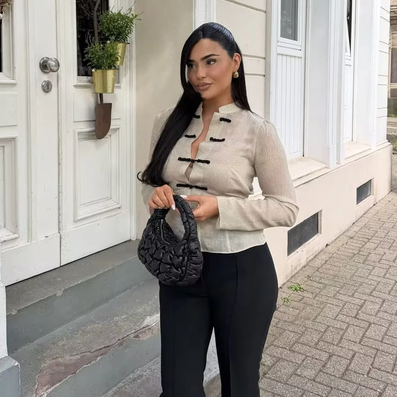 Damen Kurzjacke mit Stehkragen, chinesischen Kordelverschlüssen und Nadelstreifen Drune