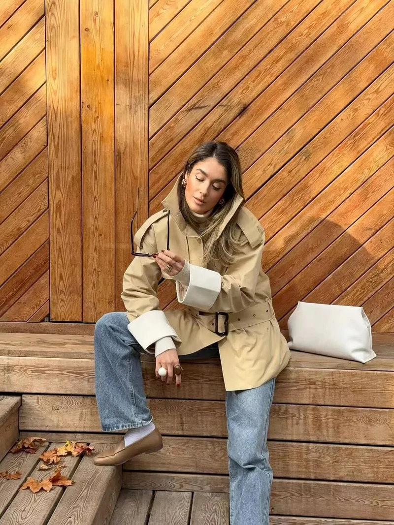 Damen Kurzjacke im Safari‑Stil mit Taillengürtel und übergroßen Manschetten Drune