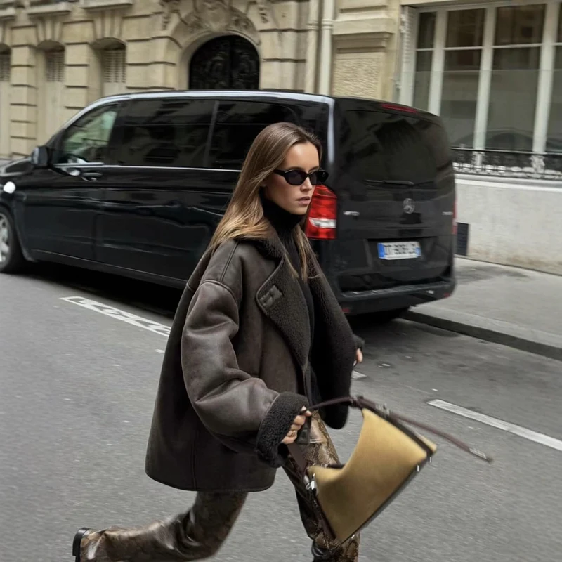 Damen Kurzjacke im Oversized Lammfelloptik‑Look mit Umlegekragen und Taschen Drune