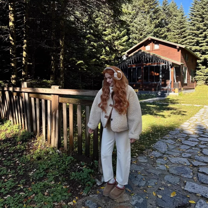 Damen Kurzjacke im Lammfell‑Look mit hohem Stehkragen und aufgesetzten Taschen Drune