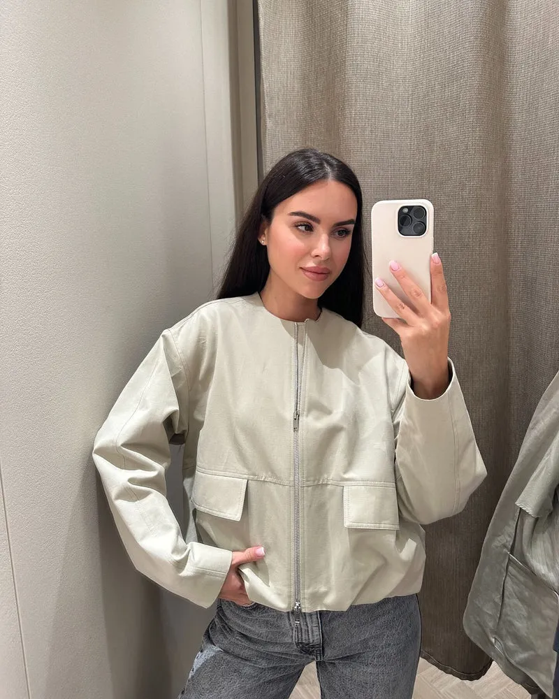 Damen Leichte Cropped-Workerjacke ohne Kragen mit Frontreißverschluss und Pattentaschen Drune