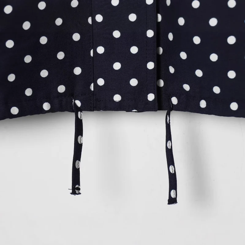 Damen Leichte Cropped-Übergangsjacke mit Stehkragen, Pünktchenprint und Tunnelzug Drune