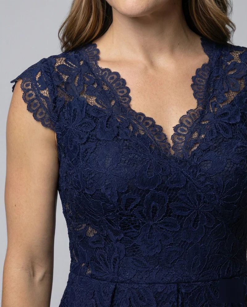Damen knieumspielendes Spitzenkleid mit Tellerrock