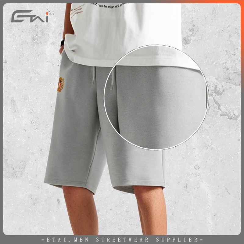 Herren Knieumspielende French-Terry Sweatshorts mit Kordelzug und gesticktem Wappen Drune