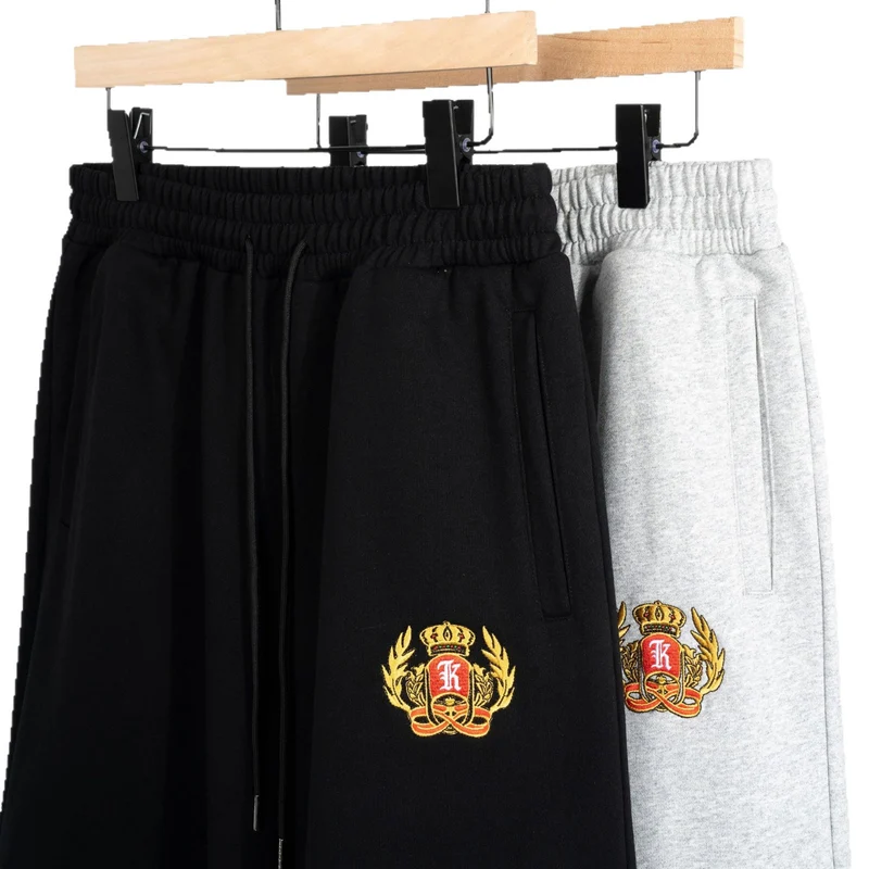 Herren Knieumspielende French-Terry Sweatshorts mit Kordelzug und gesticktem Wappen Drune