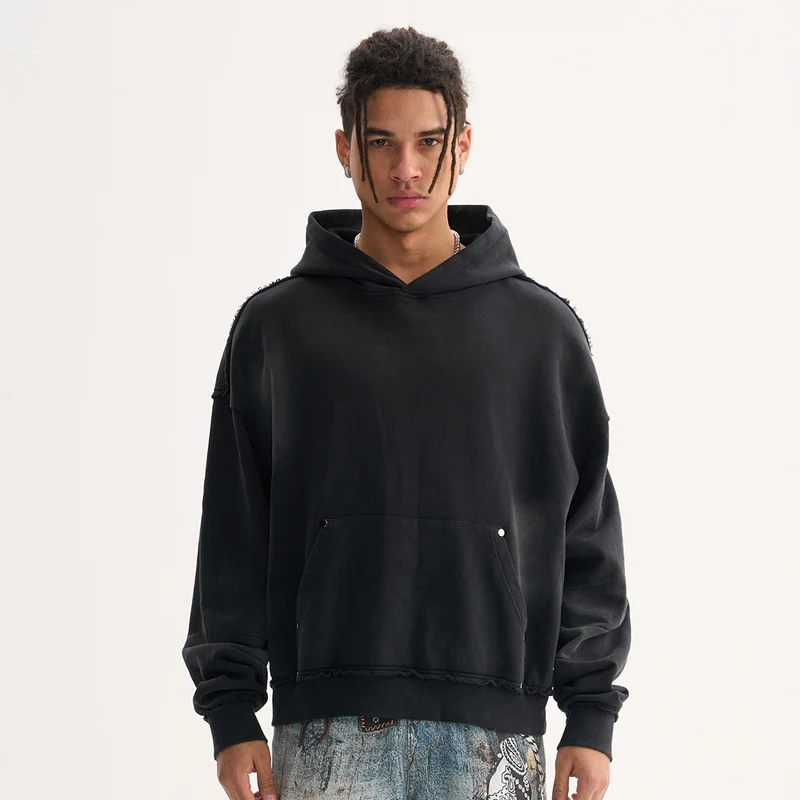 Herren Boxy-Kapuzenpullover mit abgenutztem Saum, Nieten-Kängurutasche und verwaschenem Fleckeneffekt Drune