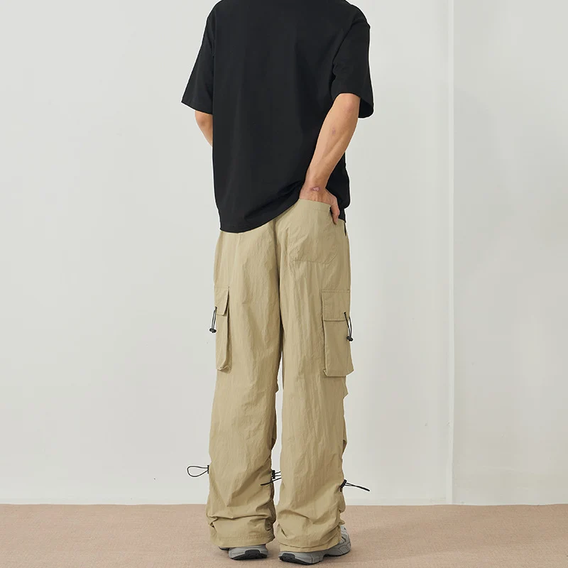 Herren Weite Nylon-Cargohose mit verstellbaren Saumkordeln und Tunnelzugbund Drune