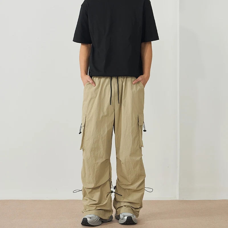 Herren Weite Nylon-Cargohose mit verstellbaren Saumkordeln und Tunnelzugbund Drune
