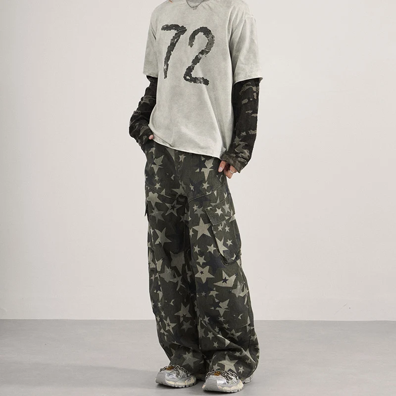 Herren weite Cargo-Palazzo-Hose mit allover Sternen-Print und Utility-Taschen Drune