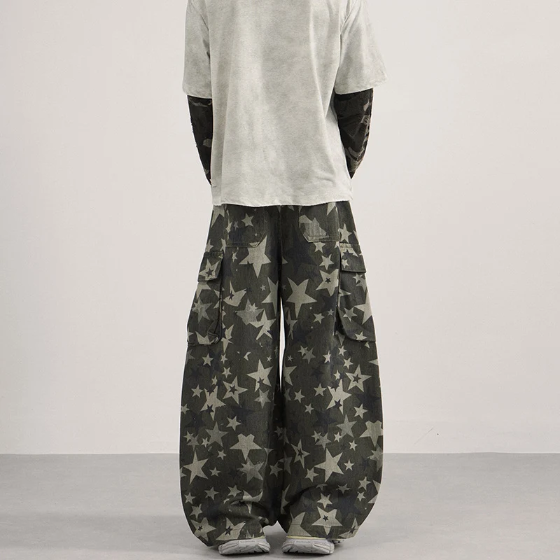 Herren weite Cargo-Palazzo-Hose mit allover Sternen-Print und Utility-Taschen Drune