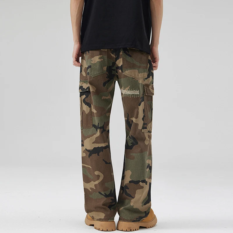 Herren weite Cargo-Hose im Camouflage-Look mit bewusst aufgerissenen Details und großen Pattentaschen Drune