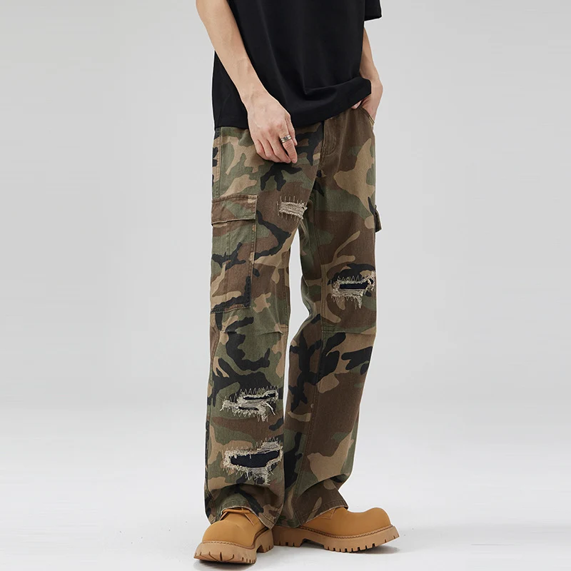 Herren weite Cargo-Hose im Camouflage-Look mit bewusst aufgerissenen Details und großen Pattentaschen Drune