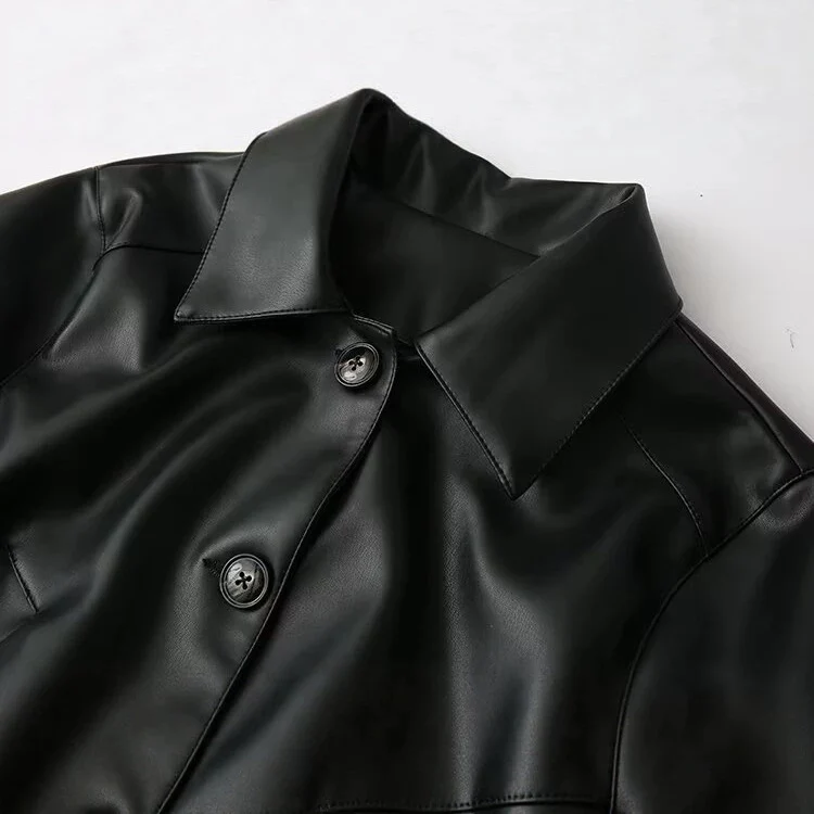 Damen Kurzjacke im Hemdstil aus veganer Glattleder-Optik mit markanten Schrägtaschen Drune