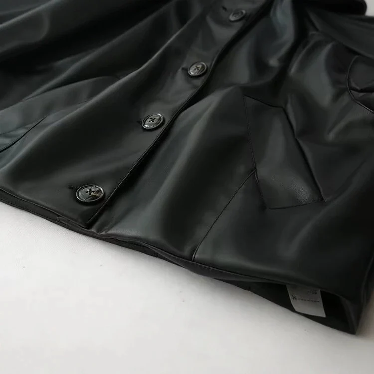 Damen Kurzjacke im Hemdstil aus veganer Glattleder-Optik mit markanten Schrägtaschen Drune