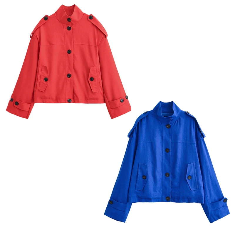 Damen Kurzjacke im Boxy‑Workerstil mit Stehkragen, Schulterriegeln und aufgesetzten Pattentaschen Drune