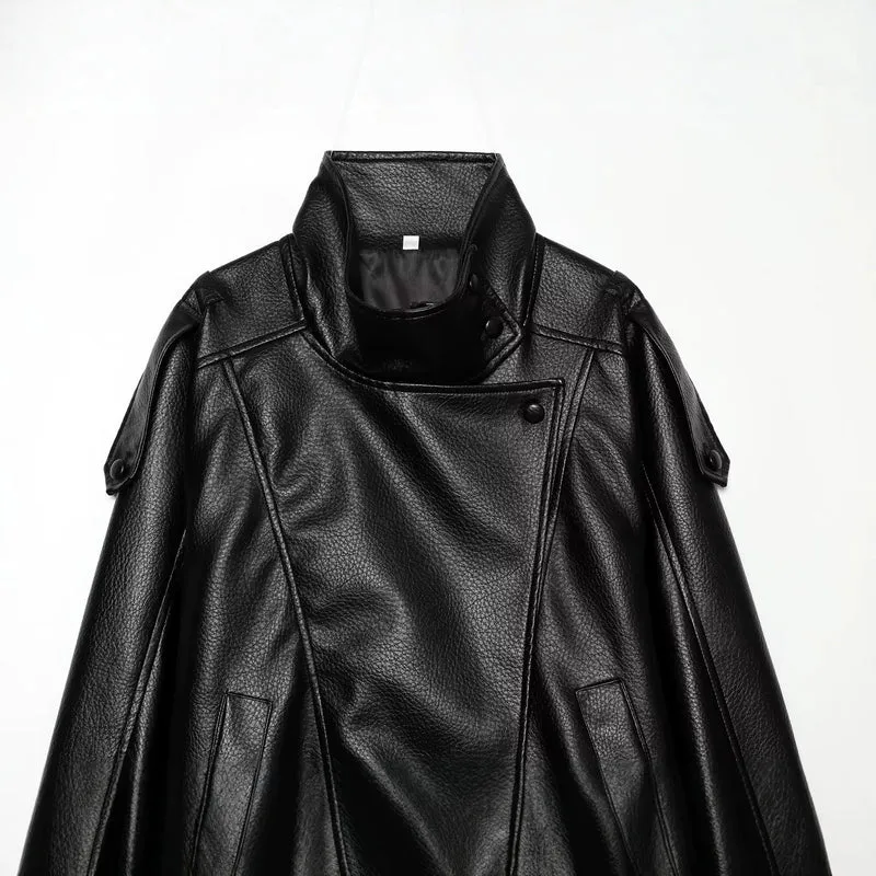 Damen Kurzjacke im asymmetrischen Biker‑Trenchstil aus veganer Lederoptik mit hohem Stehkragen Drune