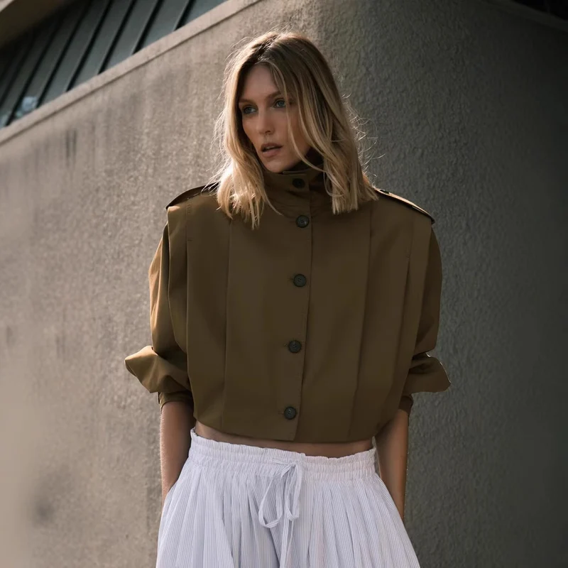 Damen Kurzgeschnittene Trenchjacke im Boxy-Schnitt mit breitem Revers und Epauletten Drune